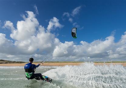 Erdeven, Kite surfeur sur la plage de Kerhillio - LA GRANDE LANDE  ***
