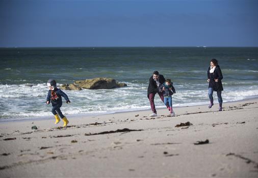 Camping Bretagne sud, balade à la plage en famille